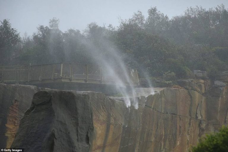 Fenomena Aneh Berlaku Di Air Terjun, Australia Akibat Angin Kencang