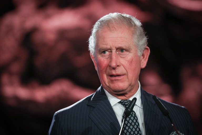 Putera Charles Dijangkiti COVID-19. Doktor Minta Beliau Jauhi Ratu Elizabeth II