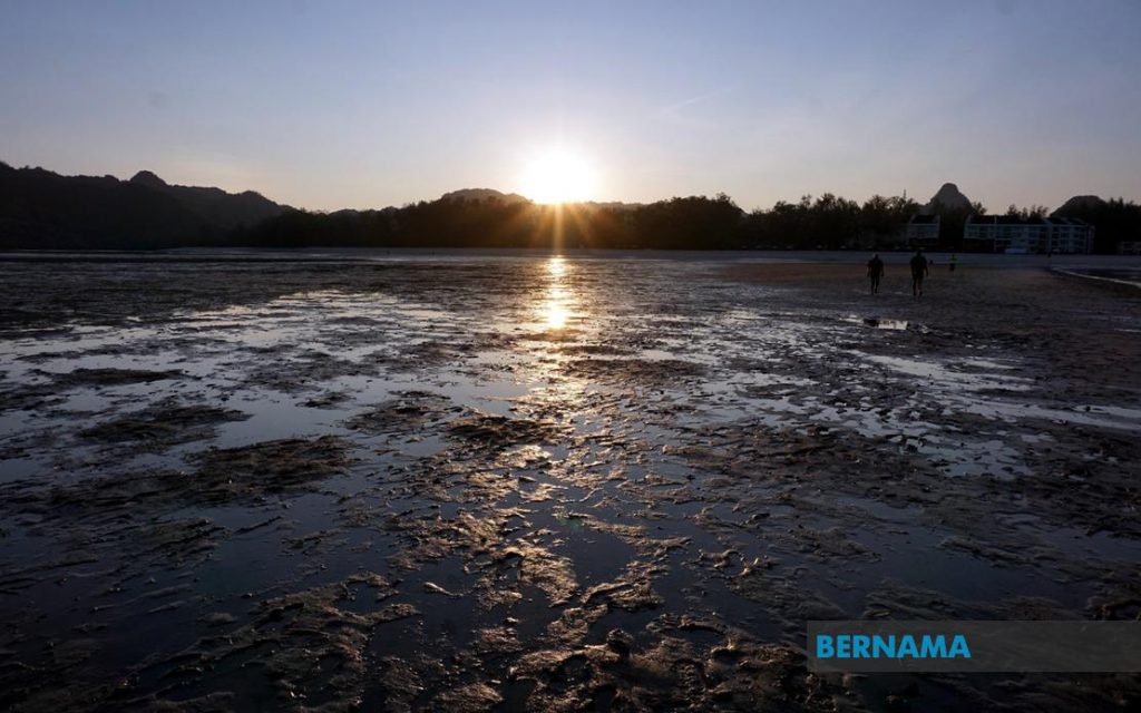 Laut Di Pantai Tanjung Rhu, Teluk Datai dan Pantai Chenang Langkawi ...