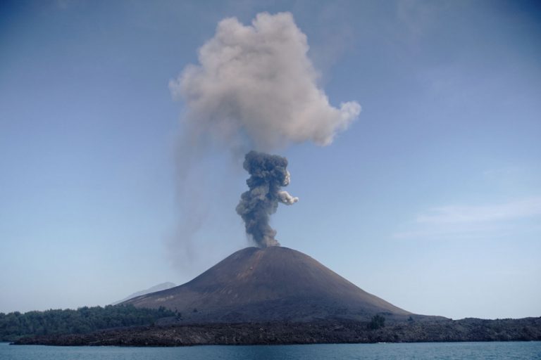 Gunung Berapi Anak Krakatau Kembali Meletus. Cetus Kegusaran Tsunami Berlaku