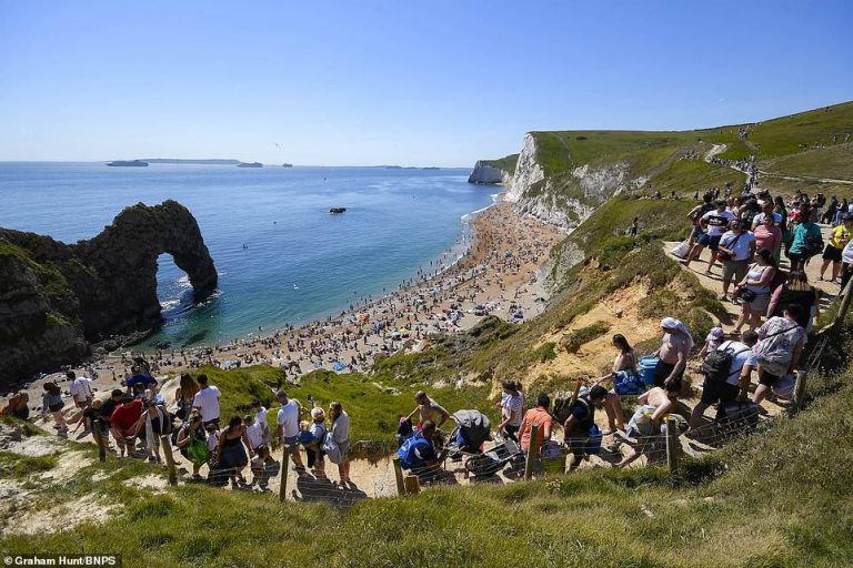 Rakyat Britain Pertikai Ahli Politik Boleh Balik Kampung. Mereka Pun Ambil Peluang Bercuti Sakan