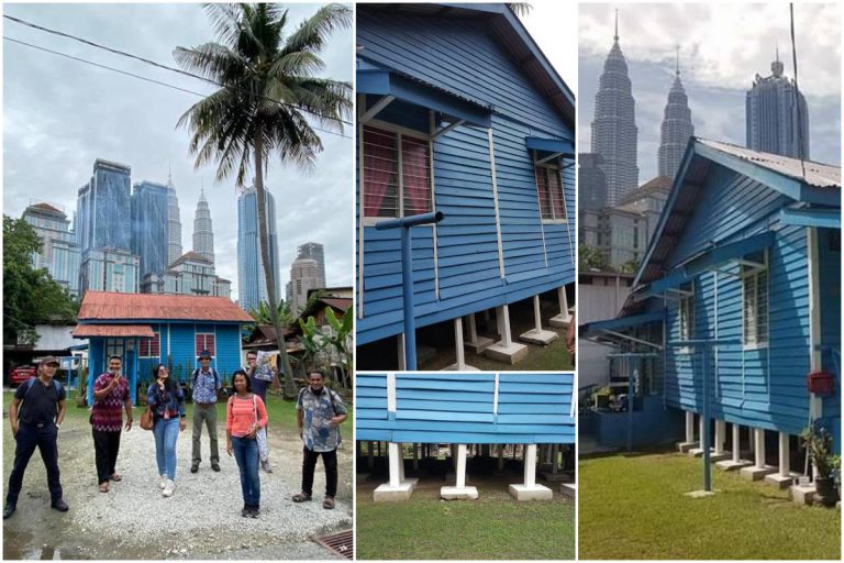 Rumah Biru Kampung Baru. Nak Datang Bergambar Jangan Lupa Jaga Adab