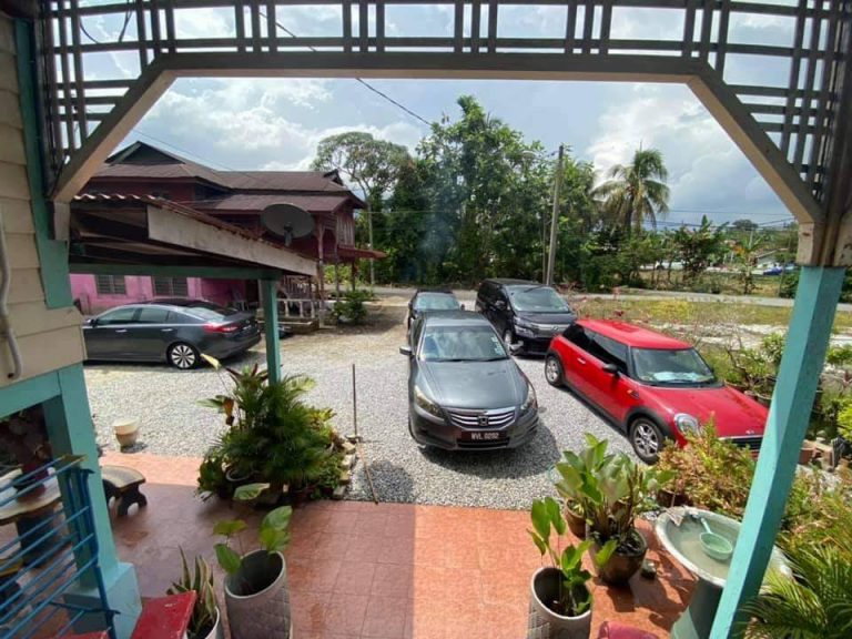 Rumah Kayu Bertangga Merah Di Teluk Intan, Pilihan Staycation Paling