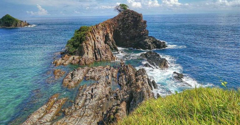 Bukit Singa ‘Signature’ Pulau Kapas. Macam Kat Bali! Wajib Datang Hiking Kalau Bercuti Ke Sini