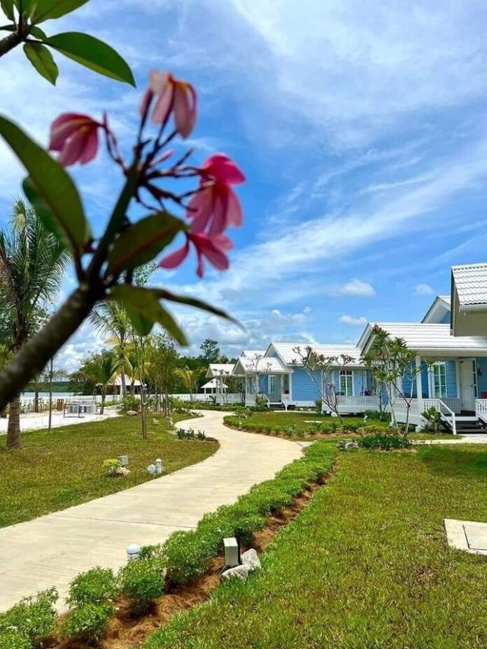 Tenangkan Emosi Di Teluk Buih, Chalet Cantik Berkonsepkan English Cottage