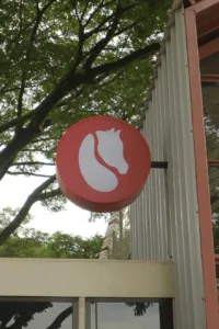 Ekues Cabin Cafe Putrajaya, Port Lepak Unik Boleh Makan Sambil Tengok Kuda