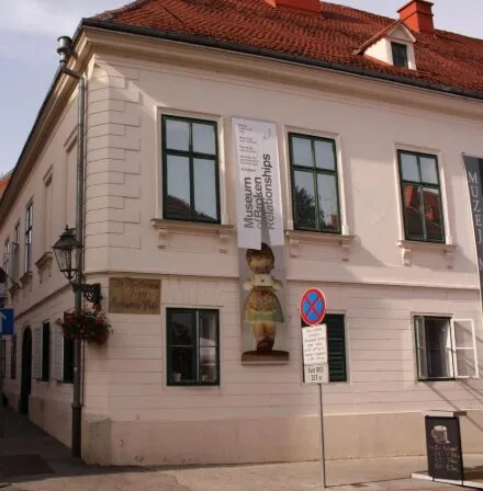 Museum Of Broken Relationships, Muzium Di Croatia Yang Menyimpan Kisah Cinta Tidak Kesampaian 6 Museum Of Broken Relationships, Muzium Di Croatia Yang Menyimpan Kisah Cinta Tidak Kesampaian