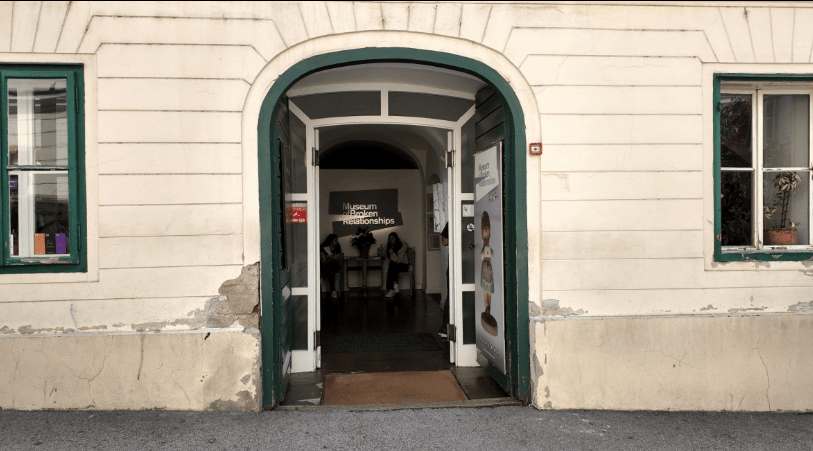 Museum Of Broken Relationships, Muzium Di Croatia Yang Menyimpan Kisah Cinta Tidak Kesampaian 9 Museum Of Broken Relationships, Muzium Di Croatia Yang Menyimpan Kisah Cinta Tidak Kesampaian