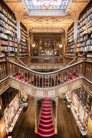 Livraria Lello, Kedai Buku Cantik Di Porto Yang Buat Pengunjung Rasa Seperti Masuk Dunia Fantasi 6 Livraria Lello, Kedai Buku Cantik Di Porto Yang Buat Pengunjung Rasa Seperti Masuk Dunia Fantasi